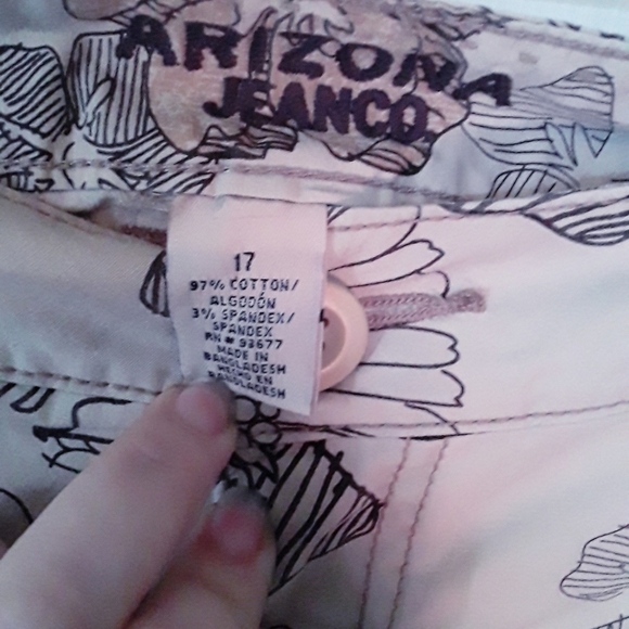 NWT Arizona Jean's shorts - Picture 4 of 4